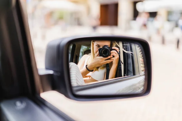 Una Chica Toma Una Foto Misma Espejo Coche Una Selfie —  Fotos de Stock