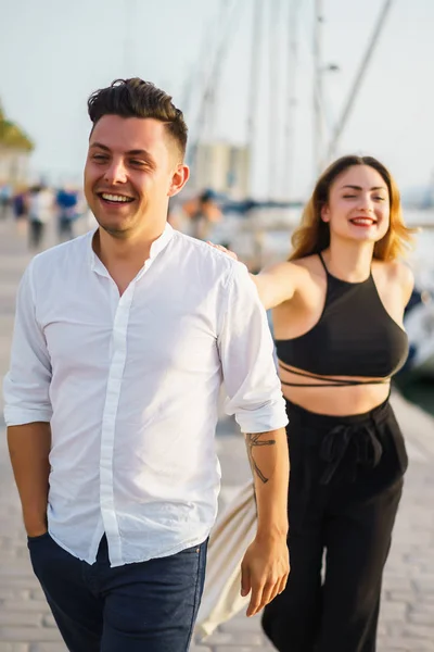 Casal Feliz Amor Caminha Porto Rindo Sorrindo — Fotografia de Stock