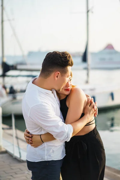 Glückliches Verliebtes Paar Spaziert Lachend Durch Den Hafen — Stockfoto