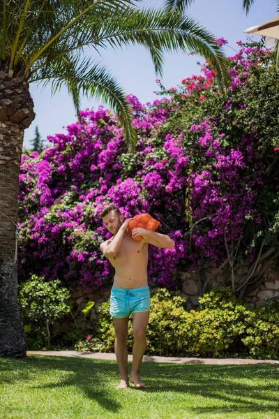 Hombre Con Pecho Desnudo Lleva Una Bolsa Naranjas España — Foto de Stock