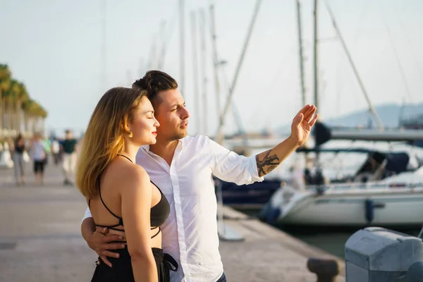 Glückliches Verliebtes Paar Spaziert Lachend Durch Den Hafen — Stockfoto