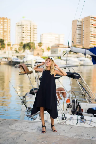 Flickan Hamnen Privata Yachter Hamn Solig Dag Spanien Malaga — Stockfoto