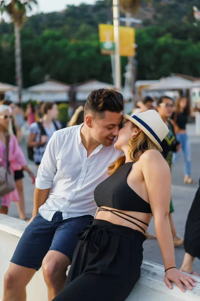 Glückliches Liebespaar Umarmt Lacht Küsst — Stockfoto