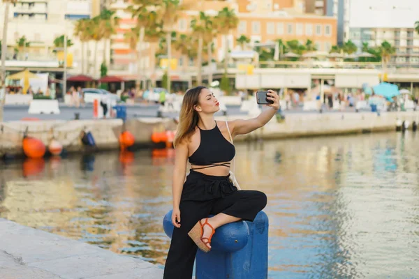 Genç Kadın Selfie Fotoğraf Smartphone Yapma — Stok fotoğraf
