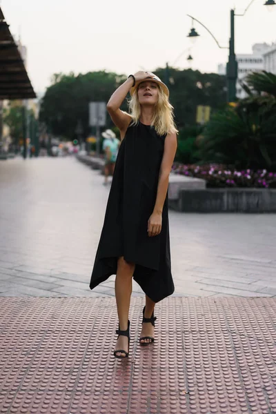 Молодая Женщина Городской Набережной Испании — стоковое фото