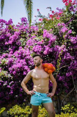 bir çıplak göğüslü bir adamla bir torba portakal taşımaktadır. İspanya