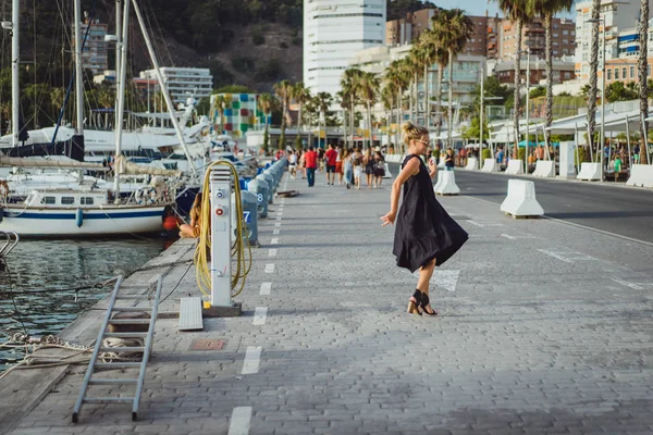 Rapariga Porto Iates Privados Porto Dia Ensolarado Espanha Málaga — Fotografia de Stock