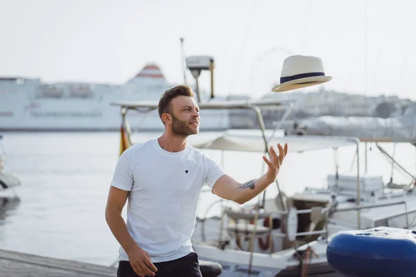 Άνθρωπος Στο Λιμάνι Ιδιωτικά Σκάφη Στο Λιμάνι Ηλιόλουστη Μέρα Ισπανία — Φωτογραφία Αρχείου