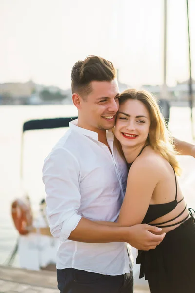 Glückliches Verliebtes Paar Spaziert Lachend Durch Den Hafen — Stockfoto