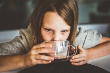 küçük kız kakao içmeye