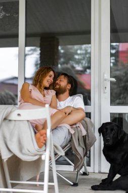 Evlerinin terasında aşık genç Çift.