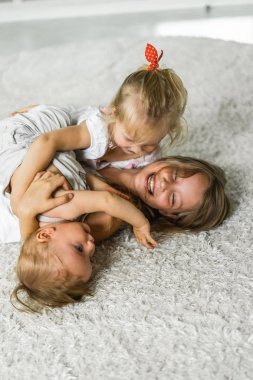 çocuklar öfke, kardeşleri birlikte vakit, sarılmak, gülmek.