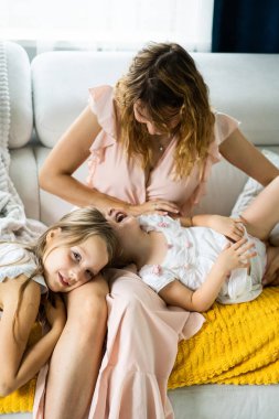 Anne ve çocuklar birlikte eğlenin. Kendinizi evinizde gibi hissedeceğiniz bir atmosferde çocuklu anne.