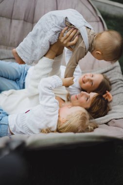 bir hamakta eğleniyor çocuk anne. Anne ve çocuklar bir hamak. Aile ile çocuk bahçesinde vakit geçiriyor.