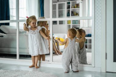 Çocuk evde sade bir atmosfer oyun. kardeşleri birlikte vakit.