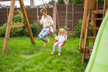 Çocuk salıncak üzerinde. bahçede bir salıncak üzerinde sallanan kızlar kız. Yaz eğlencesi.
