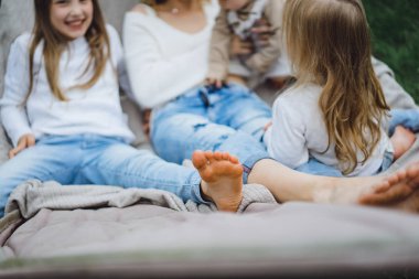 bir hamakta eğleniyor çocuk anne. Anne ve çocuklar bir hamak. Aile ile çocuk bahçesinde vakit geçiriyor.