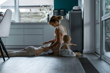 Çocuk evde sade bir atmosfer oyun. kardeşleri birlikte vakit.