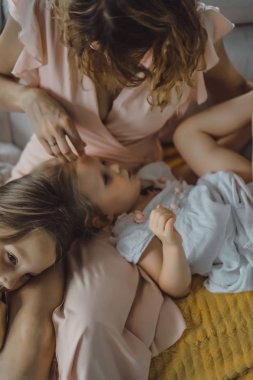 Anne ve çocuklar birlikte eğlenin. Kendinizi evinizde gibi hissedeceğiniz bir atmosferde çocuklu anne.