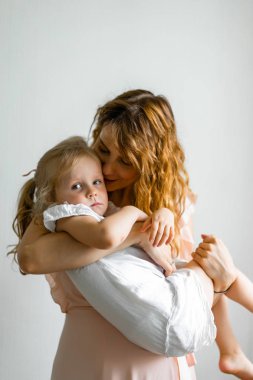 Anne kızı öper