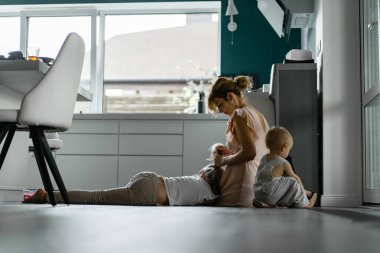 Çocuk evde sade bir atmosfer oyun. kardeşleri birlikte vakit.