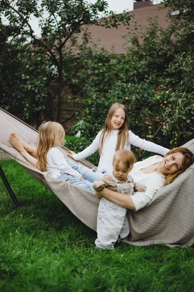 Mutter Mit Kindern Die Sich Einer Hängematte Vergnügen Mutter Und — Stockfoto