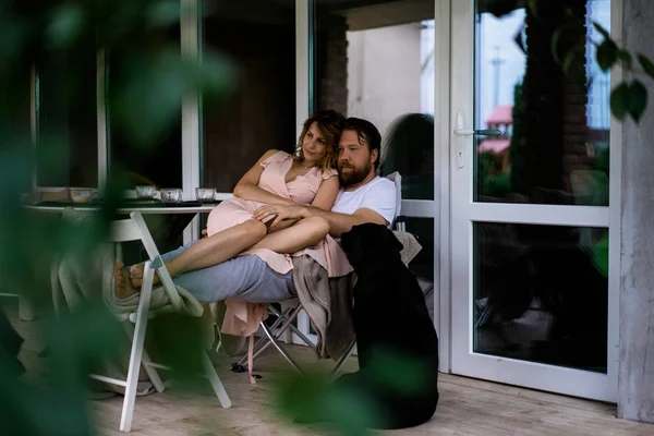 Junges verliebtes Paar auf der Terrasse seines Hauses. — Stockfoto