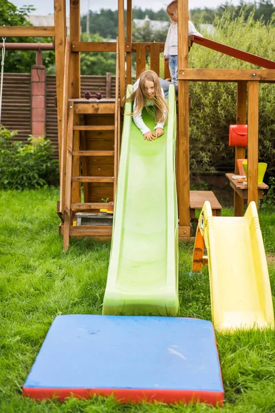 Niños Viajan Desde Tobogán Infantil Las Hermanas Juegan Juntas Jardín —  Fotos de Stock