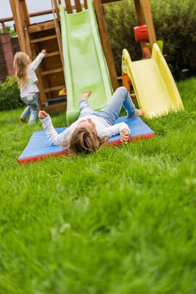 Kinder Reiten Von Der Kinderrutsche Schwestern Spielen Zusammen Garten Kinder — Stockfoto