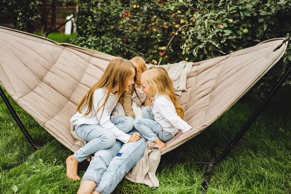 Mutter Mit Kindern Die Sich Einer Hängematte Vergnügen Mutter Und — Stockfoto