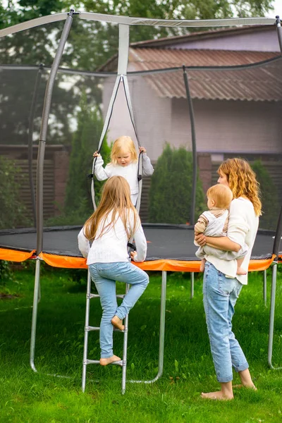 Madre Sus Hijos Hijas Saltando Trampolín — Foto de Stock