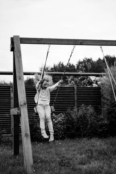 Παιδί Την Κούνια Κορίτσι Κουνιέστε Μία Κούνια Στην Αυλή Καλοκαιρινή — Φωτογραφία Αρχείου