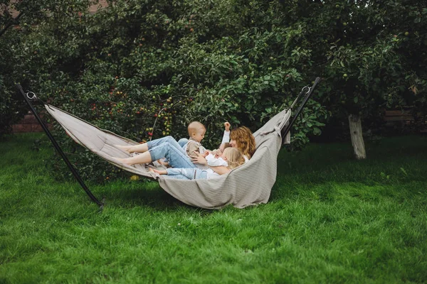 Mutter Mit Kindern Die Sich Einer Hängematte Vergnügen Mutter Und — Stockfoto