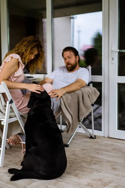 Pareja joven enamorada en la terraza de su casa . —  Fotos de Stock