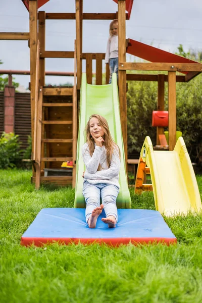 Kinder Reiten Von Der Kinderrutsche Schwestern Spielen Zusammen Garten Kinder — Stockfoto