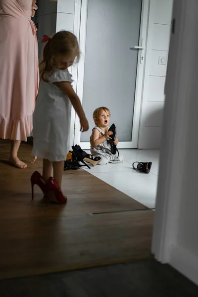 Mamma Och Döttrarna Gör Makeup Badrummet Applicera Läppstift Framför Spegeln — Stockfoto
