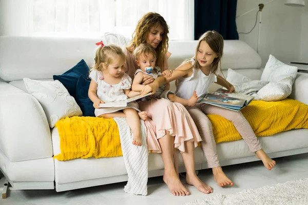 Madre Con Tres Hijos Leyendo Libro Ambiente Hogareño Compartiendo Tiempo — Foto de Stock