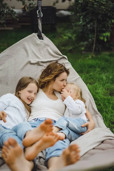 Madre Con Bambini Che Divertono Amaca Mamma Bambini Amaca Famiglia — Foto Stock