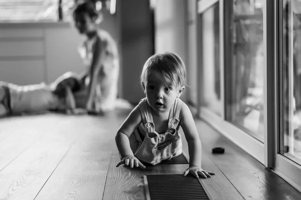 Bambini Giocano Casa Atmosfera Familiare Fratelli Passano Del Tempo Insieme — Foto Stock