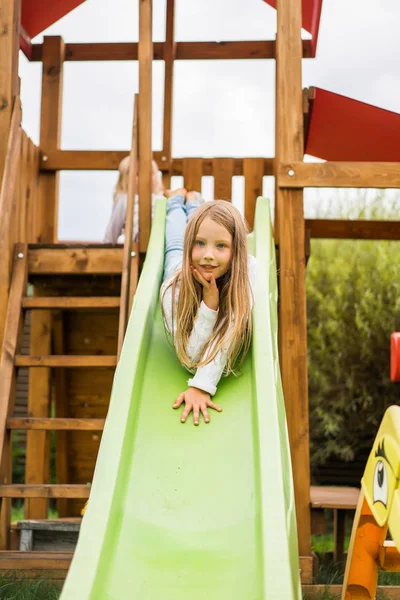 Niños Viajan Desde Tobogán Infantil Las Hermanas Juegan Juntas Jardín —  Fotos de Stock