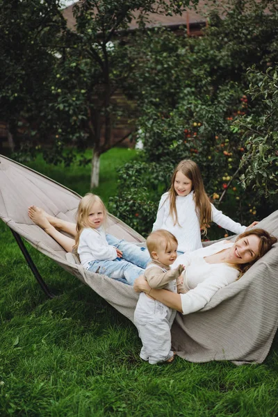 Mutter Mit Kindern Die Sich Einer Hängematte Vergnügen Mutter Und — Stockfoto