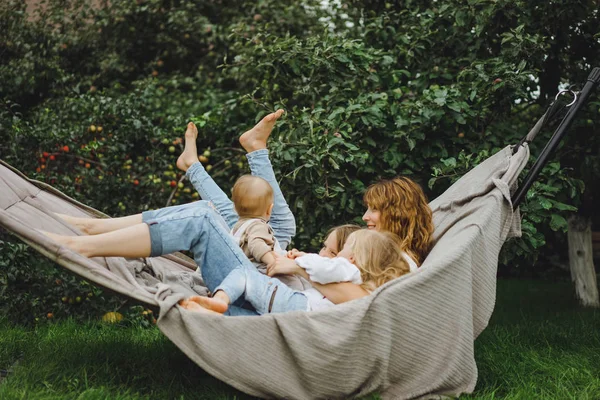 Mutter Mit Kindern Die Sich Einer Hängematte Vergnügen Mutter Und — Stockfoto