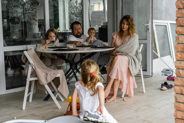 Familie Frühstückt Garten Mama Papa Und Kinder Trinken Kakao Auf — Stockfoto