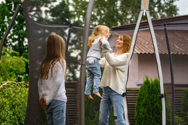 Mãe Seus Filhos Filhas Pulando Trampolim — Fotografia de Stock