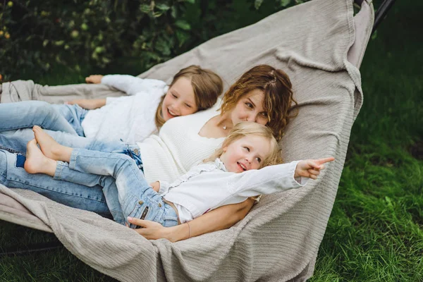 Mutter Mit Kindern Die Sich Einer Hängematte Vergnügen Mutter Und — Stockfoto