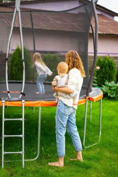 Madre Sus Hijos Hijas Saltando Trampolín — Foto de Stock
