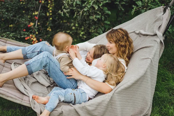 Mutter Mit Kindern Die Sich Einer Hängematte Vergnügen Mutter Und — Stockfoto