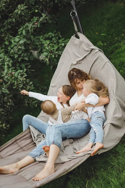 Madre Con Bambini Che Divertono Amaca Mamma Bambini Amaca Famiglia — Foto Stock