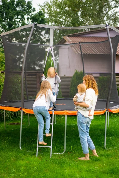 Madre Sus Hijos Hijas Saltando Trampolín — Foto de Stock