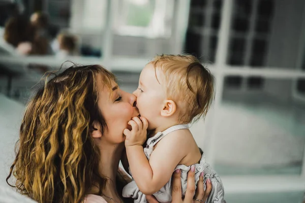 Mamma Abbracci Baci Piccolo Figlio — Foto Stock